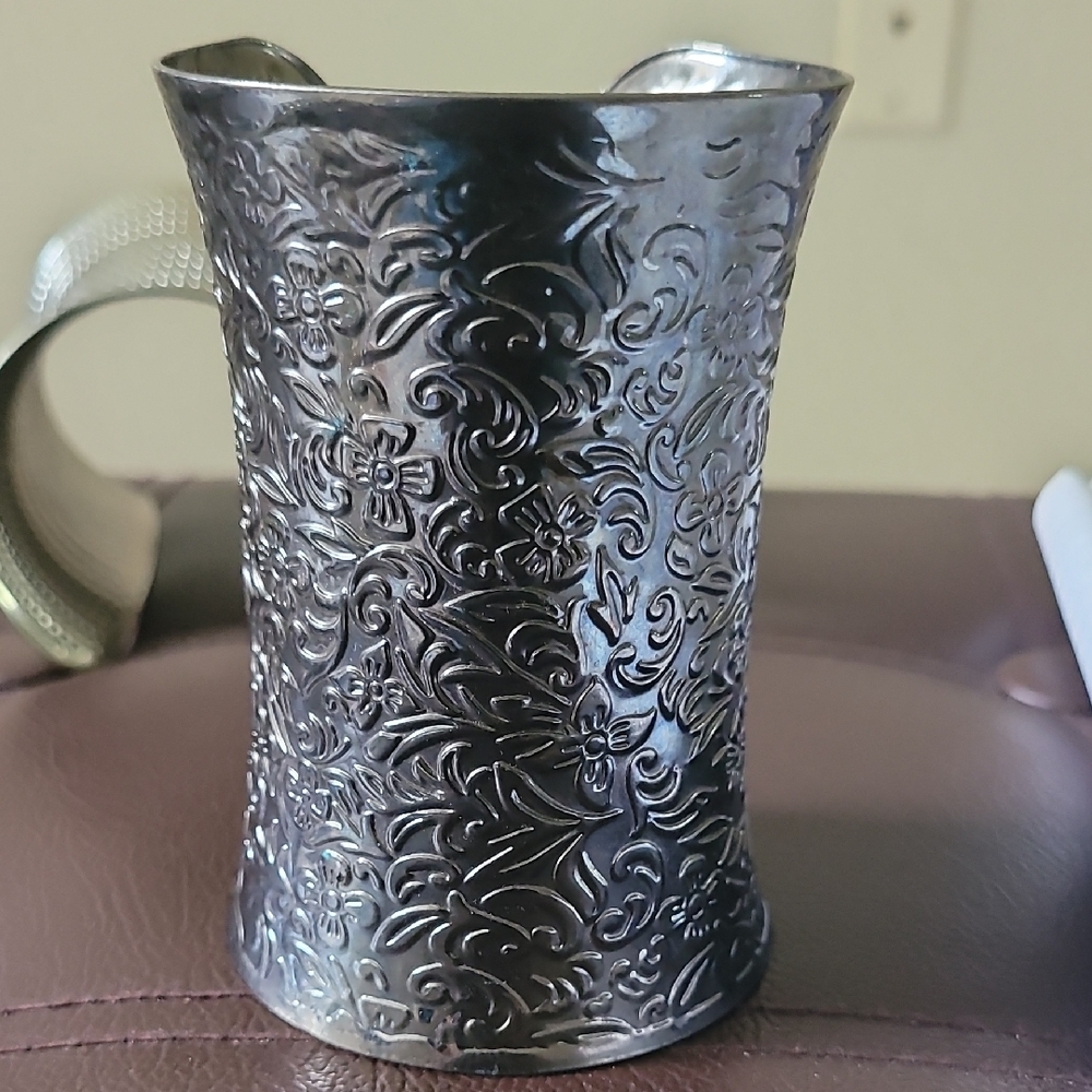 Vintage-Style Embossed Floral Cuff Bracelet in Gunmetal Gray